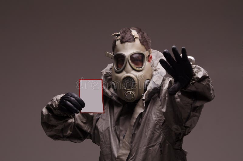 Homme avec un procès s'usant de hazmat de masque de gaz, se retenant images stock Homme avec un procès s'usant de hazmat de masque de gaz, se retenant images stock
