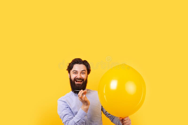 Homme Avec Une Aiguille Et Un Ballon Photo stock - Image du humain, adulte:  193106216