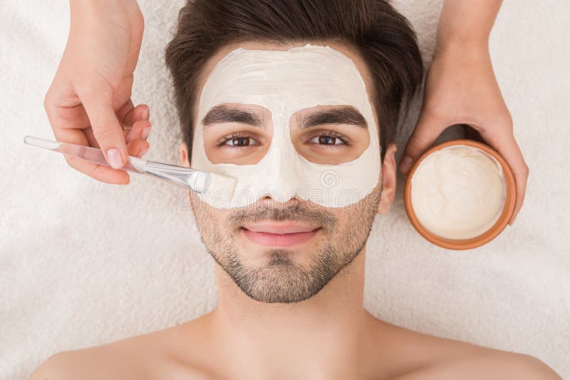 Homme ayant le masque cosmétique dans le salon de station thermale photo stock Homme ayant le masque cosmétique dans le salon de station thermale photo stock
