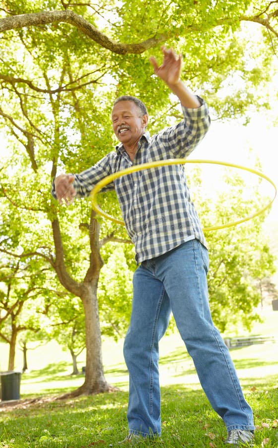 Homme aîné avec le hula-cercle photo stock Homme aîné avec le hula-cercle photo stock