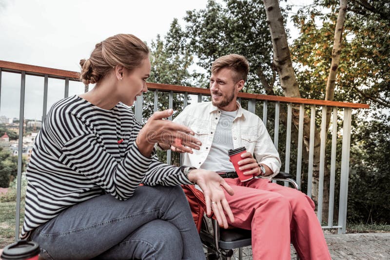 Homme barbu attentif s'asseyant dans son fauteuil roulant photo libre de droits