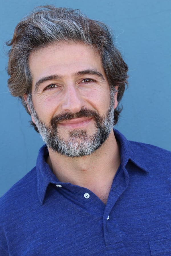 Homme Barbu Bel Avec Des Cheveux De Sel Et De Poivre Photo Homme Barbu Bel Avec Des Cheveux De Sel Et De Poivre Photo