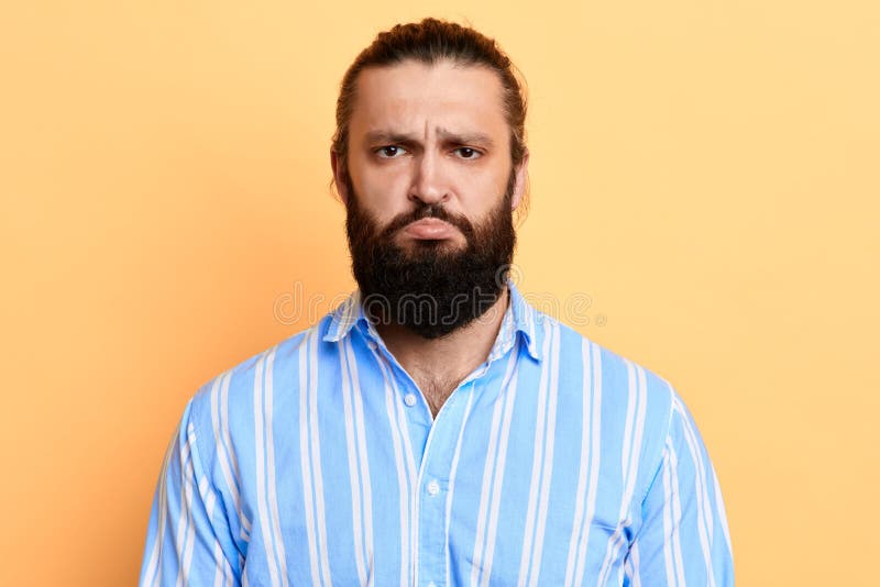 Homme barbu bel douteux nerveux fronçant les sourcils ses sourcils image stock Homme barbu bel douteux nerveux fronçant les sourcils ses sourcils image stock