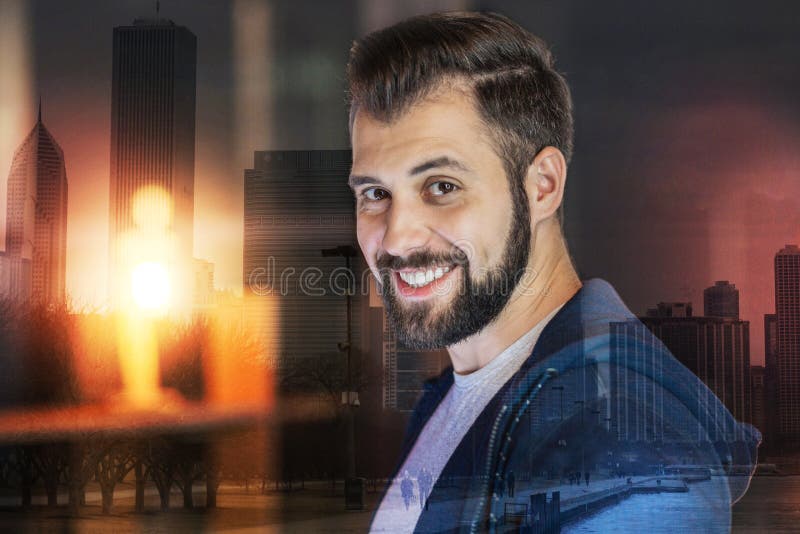 Homme barbu bel souriant tout en seul se tenant photo stock Homme barbu bel souriant tout en seul se tenant photo stock