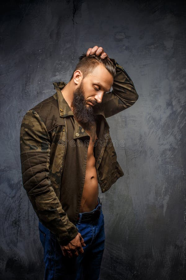 Homme barbu brutal dans les vêtements décontractés photos stock Homme barbu brutal dans les vêtements décontractés photos stock
