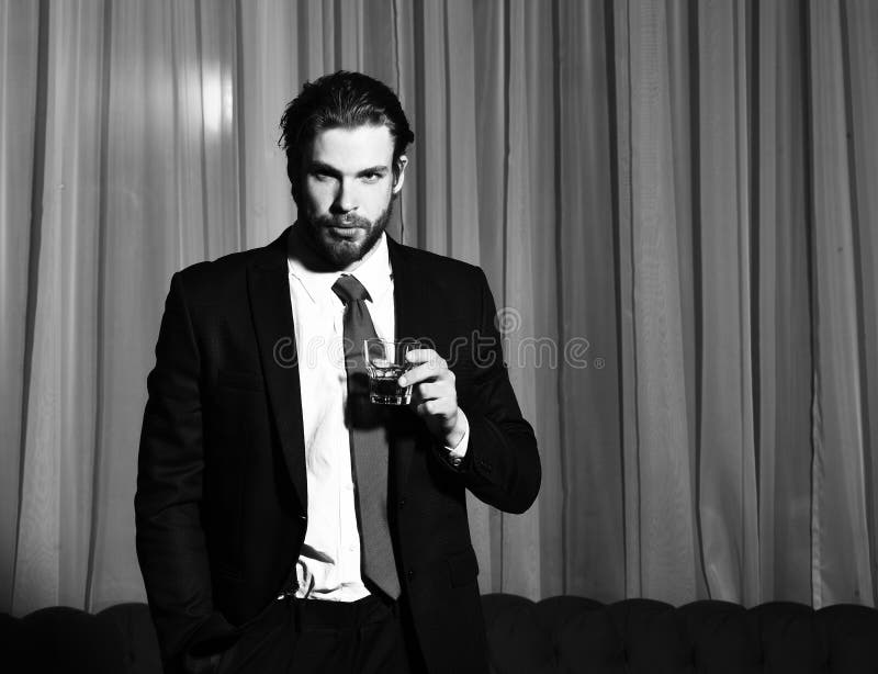 Homme barbu, homme d'affaires avec le verre de whiskey image libre de droits Homme barbu, homme d'affaires avec le verre de whiskey image libre de droits