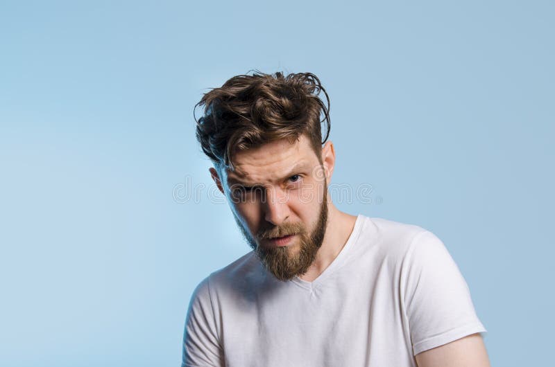Homme barbu de hippie dans la chemise blanche images stock Homme barbu de hippie dans la chemise blanche images stock