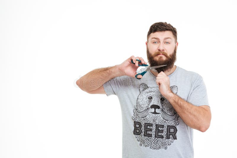 Homme barbu de renversement triste coupant sa barbe avec des ciseaux photographie stock libre de droits Homme barbu de renversement triste coupant sa barbe avec des ciseaux photographie stock libre de droits