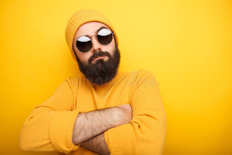 Homme barbu frais dans des lunettes de soleil photographie stock Homme barbu frais dans des lunettes de soleil photographie stock