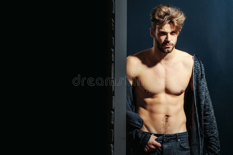 Homme barbu musculaire sexy photographie stock