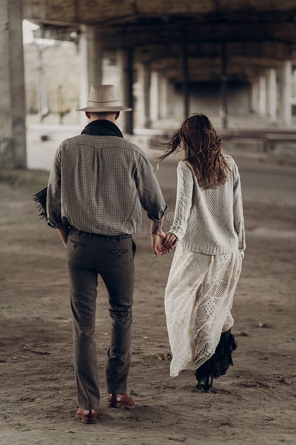 Homme bel de cowboy du Texas dans le chapeau blanc tenant des mains avec le beauti images stock Homme bel de cowboy du Texas dans le chapeau blanc tenant des mains avec le beauti images stock