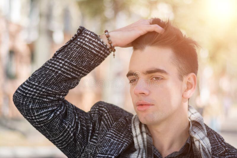 Homme bel de portrait dans la ville d'automne photos stock Homme bel de portrait dans la ville d'automne photos stock