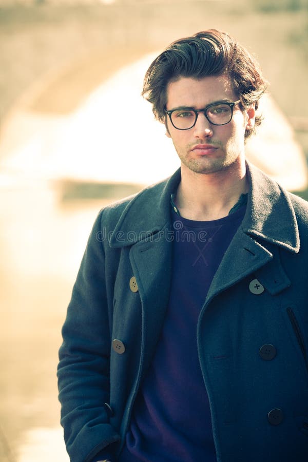Homme bel de portrait extérieur Style modèle de cheveux et d'habillement photo stock Homme bel de portrait extérieur Style modèle de cheveux et d'habillement photo stock
