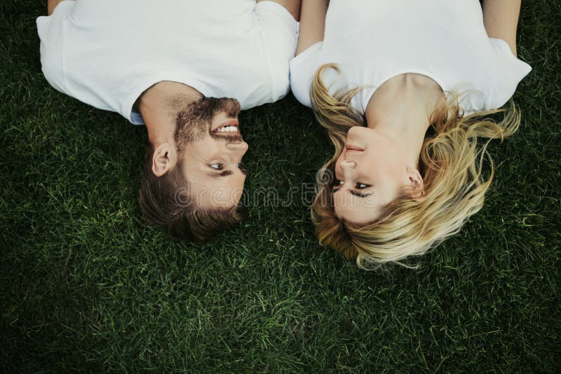 Homme bel gai regardant l'amie avec le sourire image stock Homme bel gai regardant l'amie avec le sourire image stock