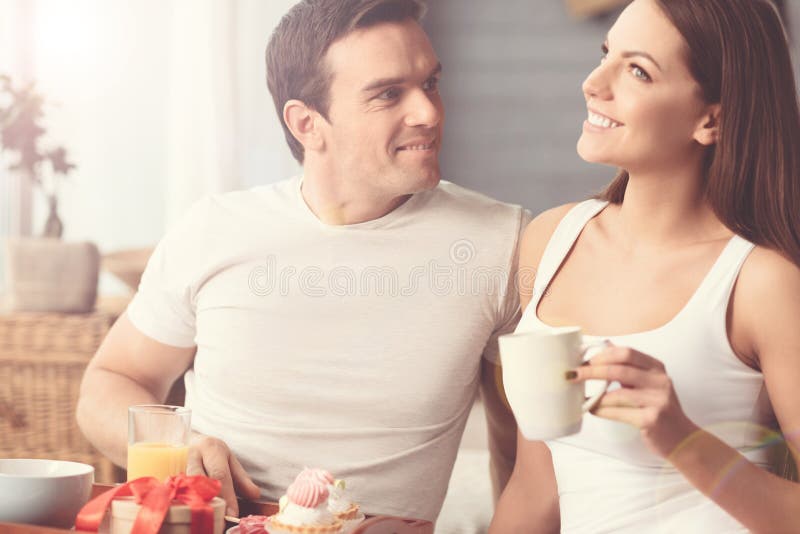 Homme bel rêveur adorant son amie image libre de droits Homme bel rêveur adorant son amie image libre de droits