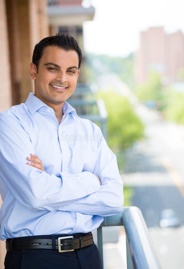 Homme bel sur le balcon photo stock Homme bel sur le balcon photo stock