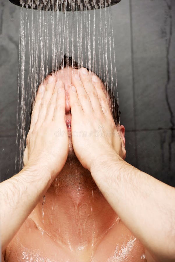 Homme bel à la douche photographie stock Homme bel à la douche photographie stock