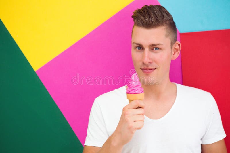 Homme blond devant le fond coloré tenant un cône de glace