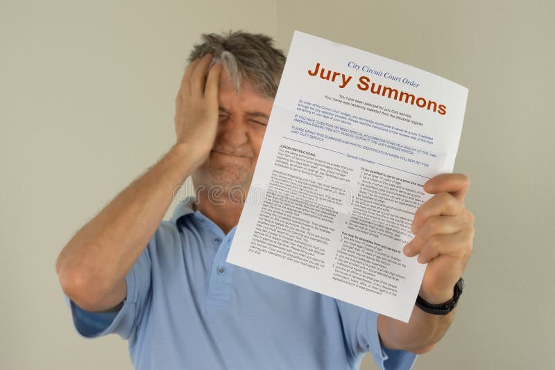 Homme bouleversé jugeant la sommation de fonctions de juré reçue dans le courrier images libres de droits Homme bouleversé jugeant la sommation de fonctions de juré reçue dans le courrier images libres de droits