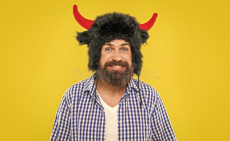 Homme brutal portant chapeau taureau isolé sur jaune. Homme à la tête de la fête. Hipster barbu et brutal. Un caucasien photos libres de droits