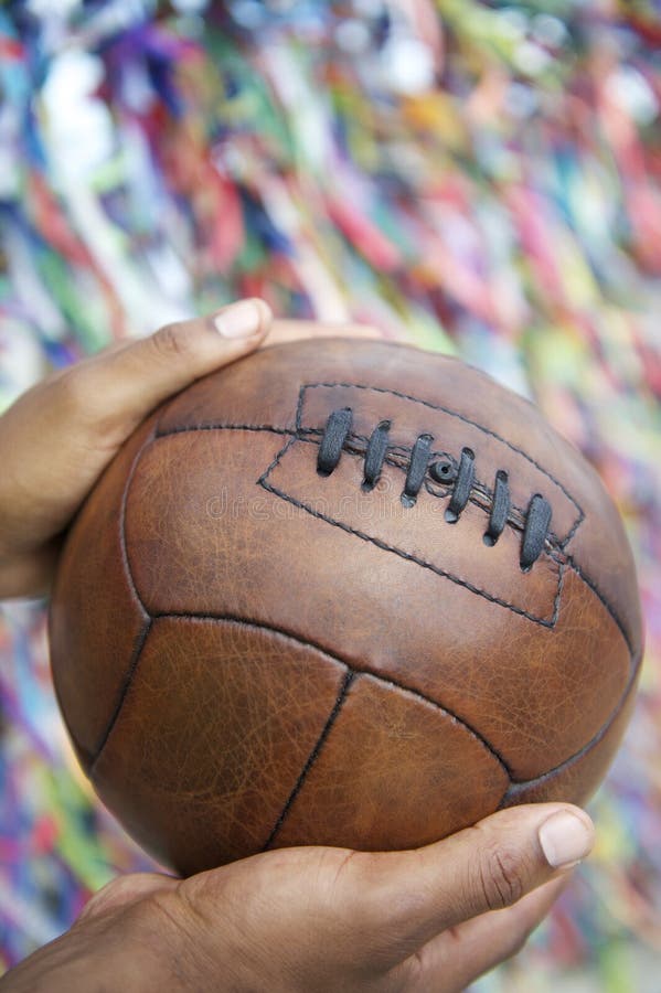 Homme brésilien tenant le ballon de football priant Salvador Bahia photo libre de droits Homme brésilien tenant le ballon de football priant Salvador Bahia photo libre de droits