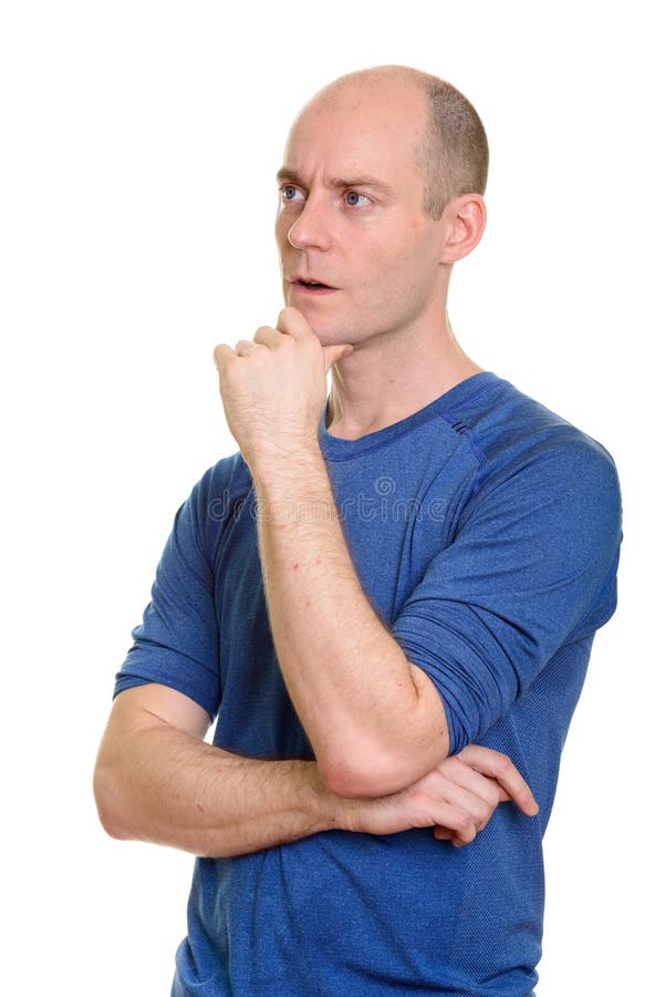 Homme caucasien chauve pensant sérieusement et recherchant photos stock Homme caucasien chauve pensant sérieusement et recherchant photos stock
