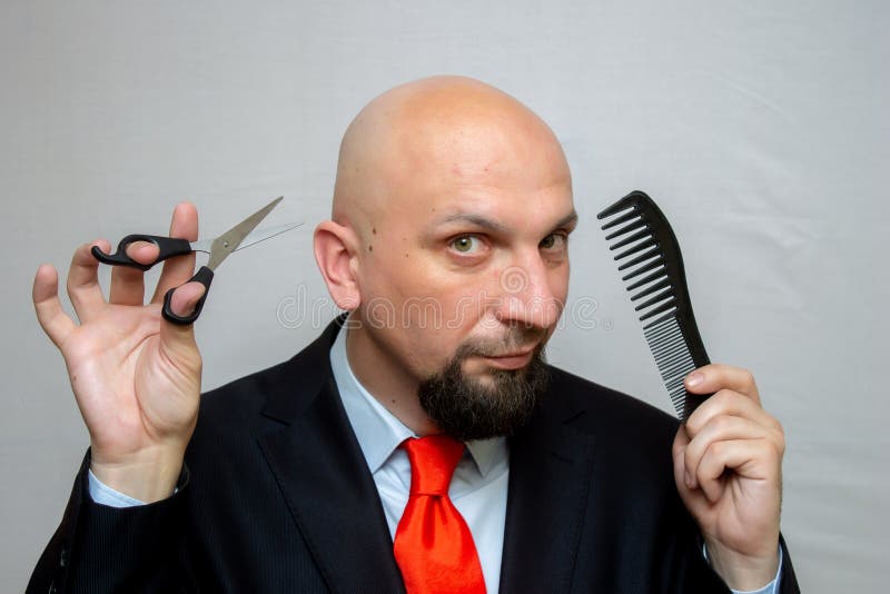 Homme Chauve Avec Des Ciseaux Et Un Peigne Dans Des Ses Mains