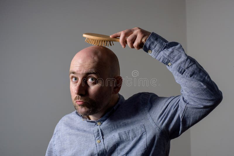 Homme Chauve Confus Avec La Brosse De Cheveux Photo stock - Image du cheveu,  homme: 114391840