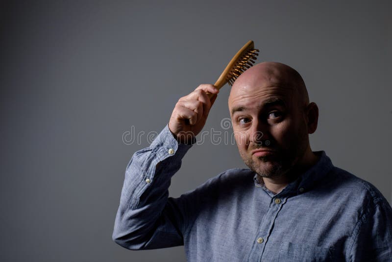 Homme Chauve Confus Avec La Brosse à Cheveux Photo stock - Image du balai,  perte: 176744870