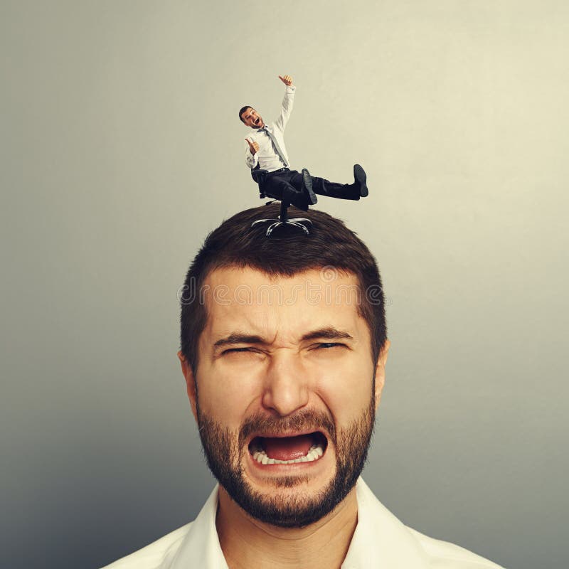Homme criard triste avec le petit homme heureux images stock