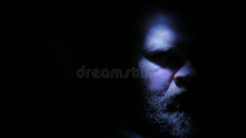 Homme Deprime Dans L Obscurite Depression Tristesse Triste Solitude 4k Uhd Clips Videos Video Du Ombre Drame