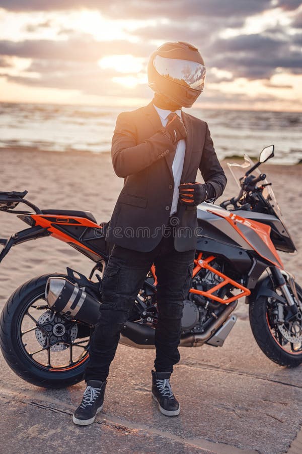 Confiant Mec Cool En Casque De Moto Motard Homme Équitation Moto