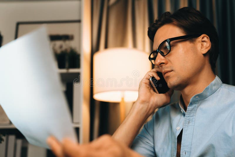 Homme d'affaires appelant avec smartphone pour consulter les données d'entreprise. pécuniaire. photo stock