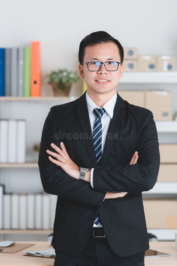 Homme d'affaires asiatique au bureau photographie stock Homme d'affaires asiatique au bureau photographie stock