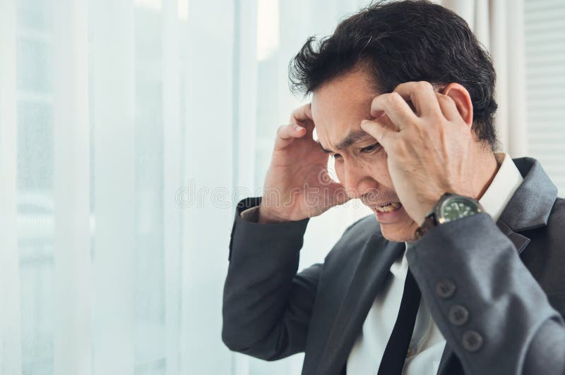 Homme d'affaires asiatique ayant le mal de tête de la migraine de surchargé L'IL photos stock Homme d'affaires asiatique ayant le mal de tête de la migraine de surchargé L'IL photos stock