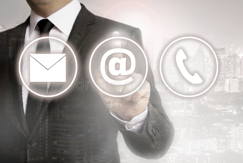 Homme d'affaires avec des options de contact d'expositions de fond de ville photos stock Homme d'affaires avec des options de contact d'expositions de fond de ville photos stock