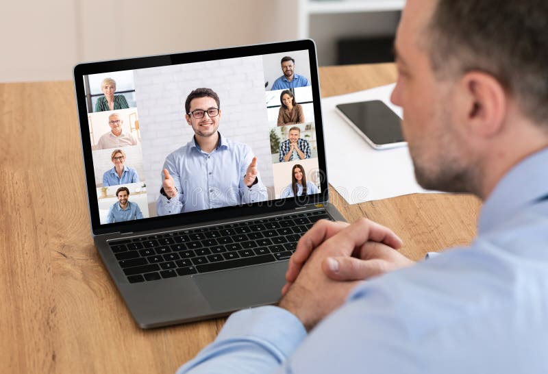 Homme d'affaires avec ordinateur portable au bureau avec appel vidéo de groupe avec collègues collage image libre de droits