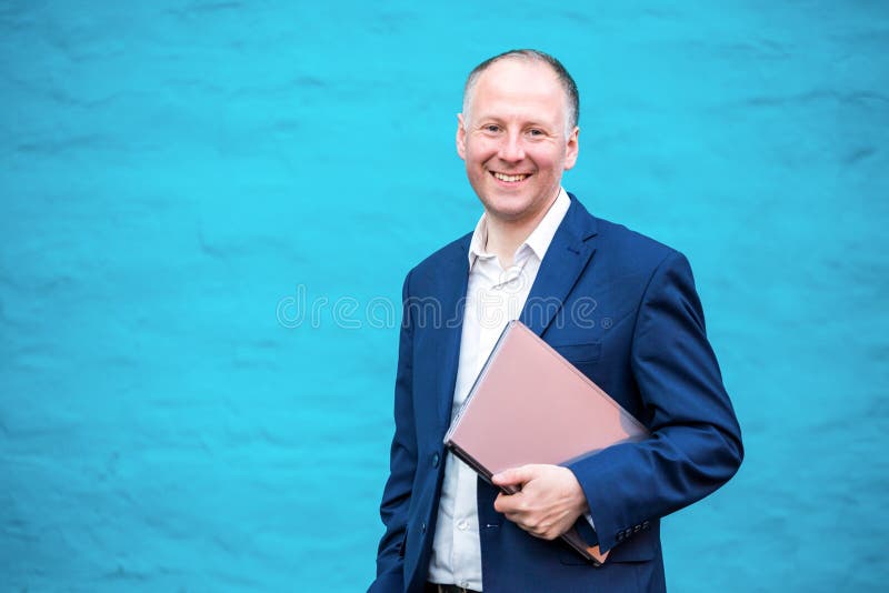 Homme d'affaires avec son ordinateur portatif image stock Homme d'affaires avec son ordinateur portatif image stock