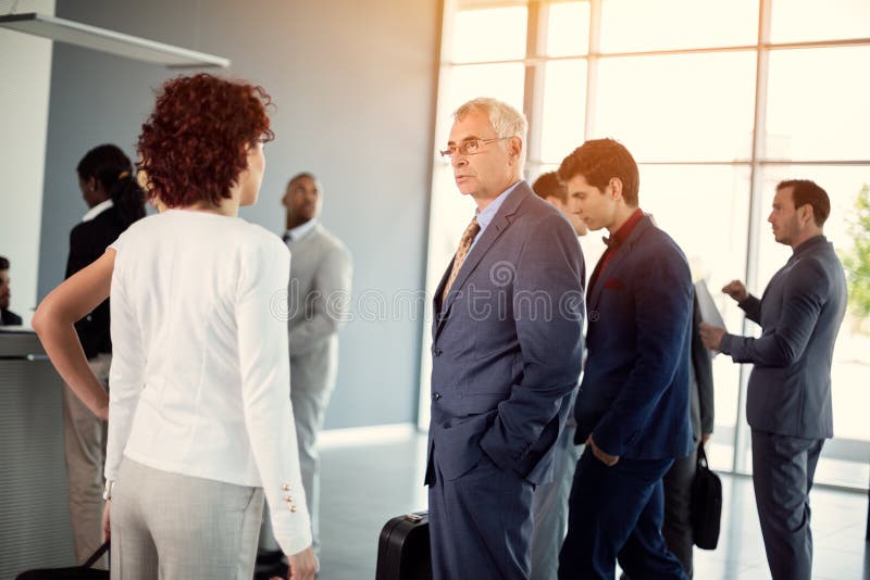 Homme d'affaires ayant la femme d'affaires de petit morceau de discussion image libre de droits Homme d'affaires ayant la femme d'affaires de petit morceau de discussion image libre de droits