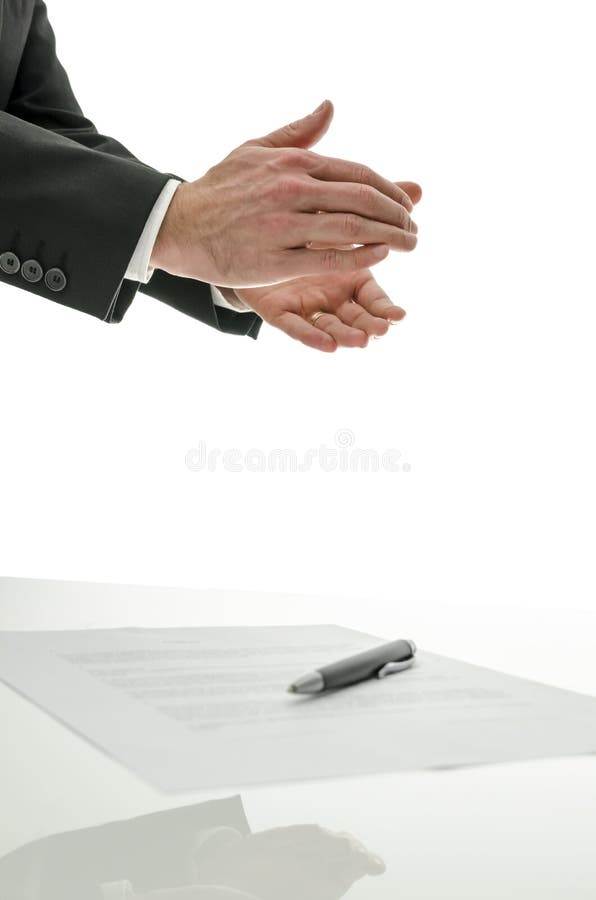 Homme d'affaires battant au-dessus d'un contrat signé photo stock Homme d'affaires battant au-dessus d'un contrat signé photo stock