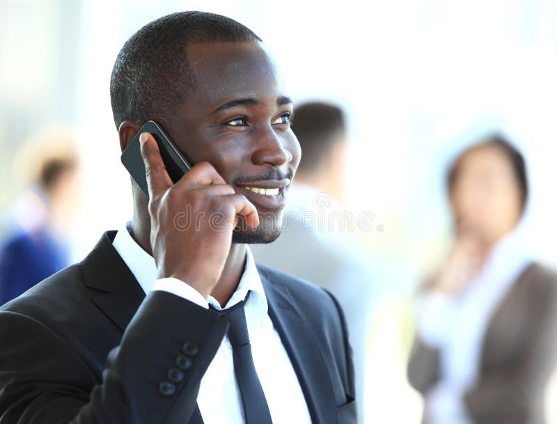 Homme d'affaires bel d'afro-américain parlant au téléphone portable images stock Homme d'affaires bel d'afro-américain parlant au téléphone portable images stock