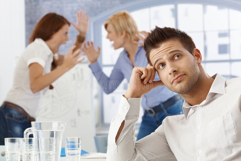 Homme d'affaires bouleversé lors du contact image stock Homme d'affaires bouleversé lors du contact image stock