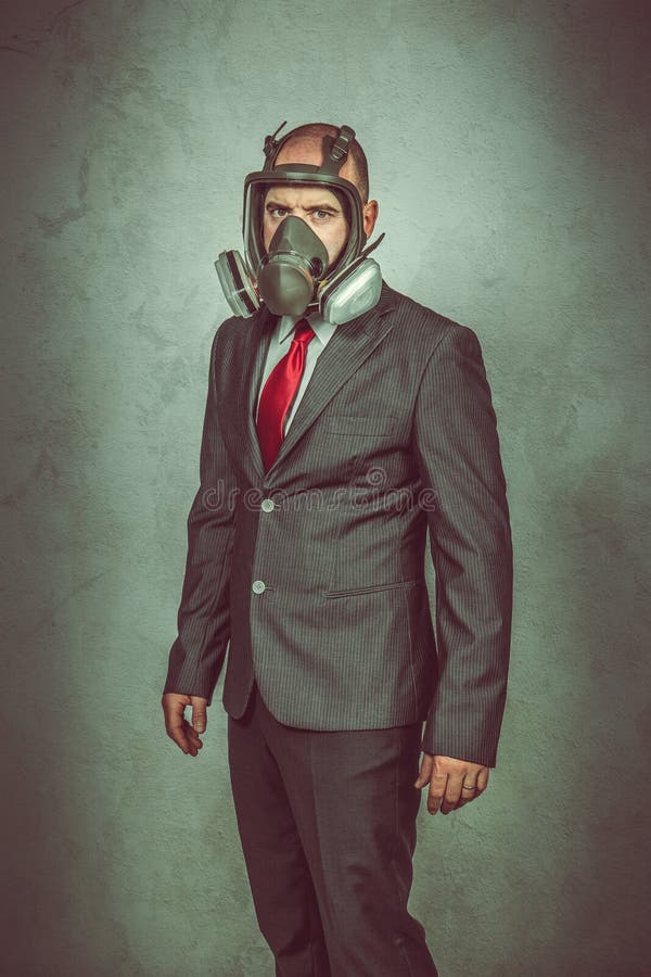 Homme d'affaires caucasien avec masque à gaz