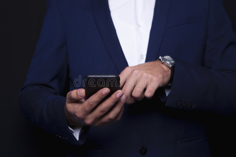 Homme d'affaires composant dans le téléphone photos stock Homme d'affaires composant dans le téléphone photos stock