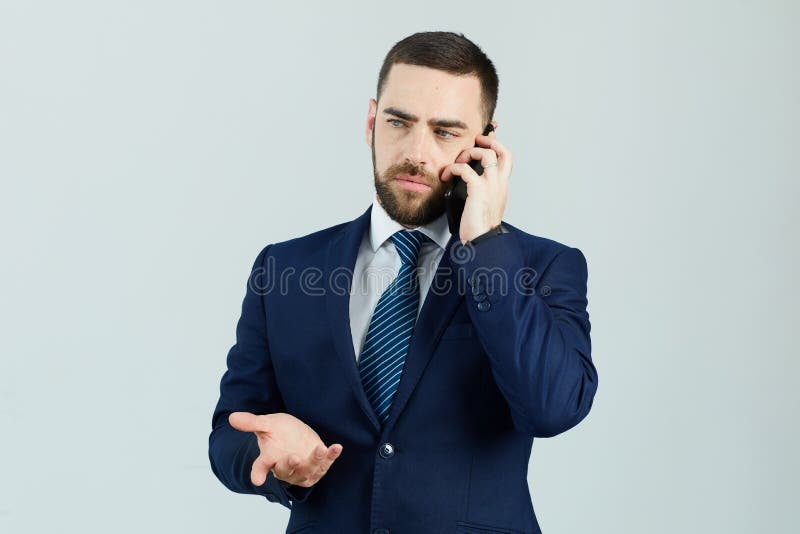 Homme d'affaires contrarié parlant au téléphone photo libre de droits Homme d'affaires contrarié parlant au téléphone photo libre de droits
