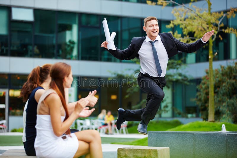 Homme d'affaires courageux sautant par-dessus l'obstacle photos stock Homme d'affaires courageux sautant par-dessus l'obstacle photos stock