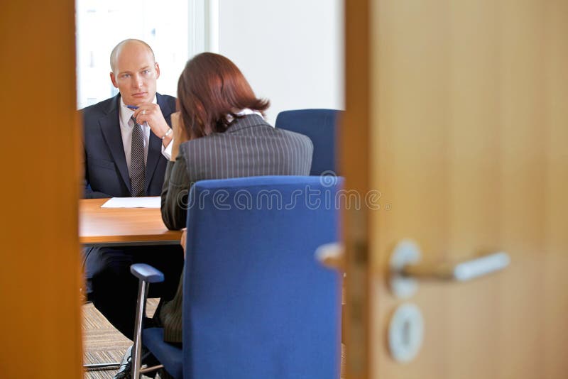 Homme d'affaires dans la discussion avec la femme d'affaires image libre de droits Homme d'affaires dans la discussion avec la femme d'affaires image libre de droits