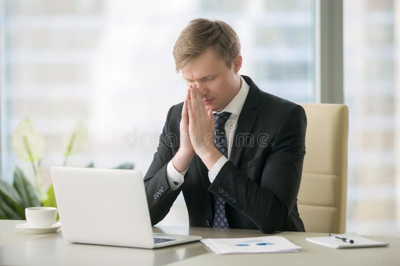 Homme d'affaires dans la pose de yoga au bureau photographie stock libre de droits Homme d'affaires dans la pose de yoga au bureau photographie stock libre de droits