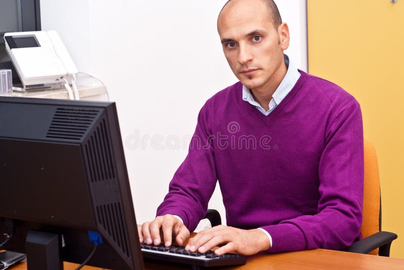 Homme d'affaires dans le bureau photo stock Homme d'affaires dans le bureau photo stock