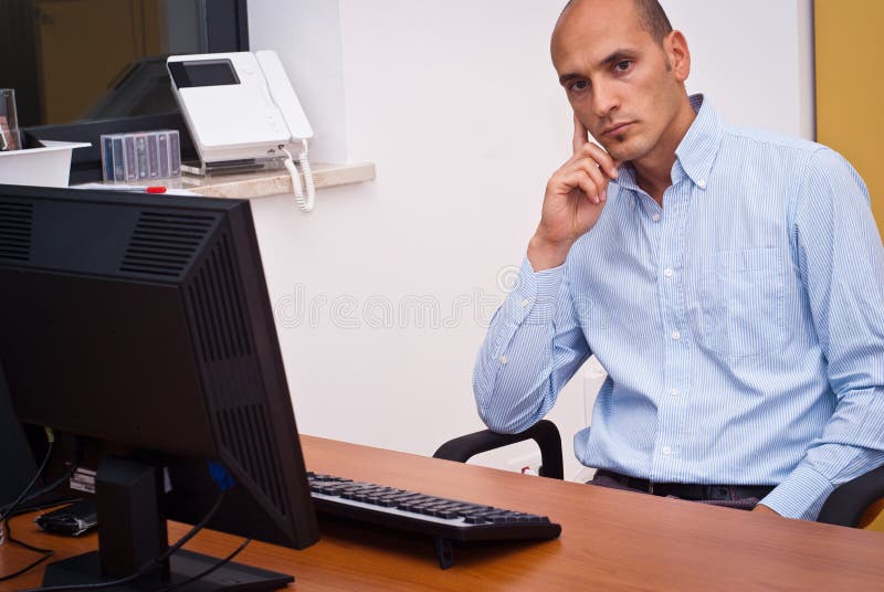 Homme d'affaires dans le bureau images stock Homme d'affaires dans le bureau images stock